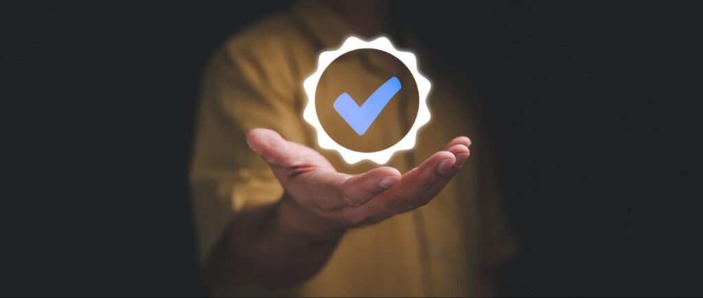 Uma mão segurando um símbolo de segurança.