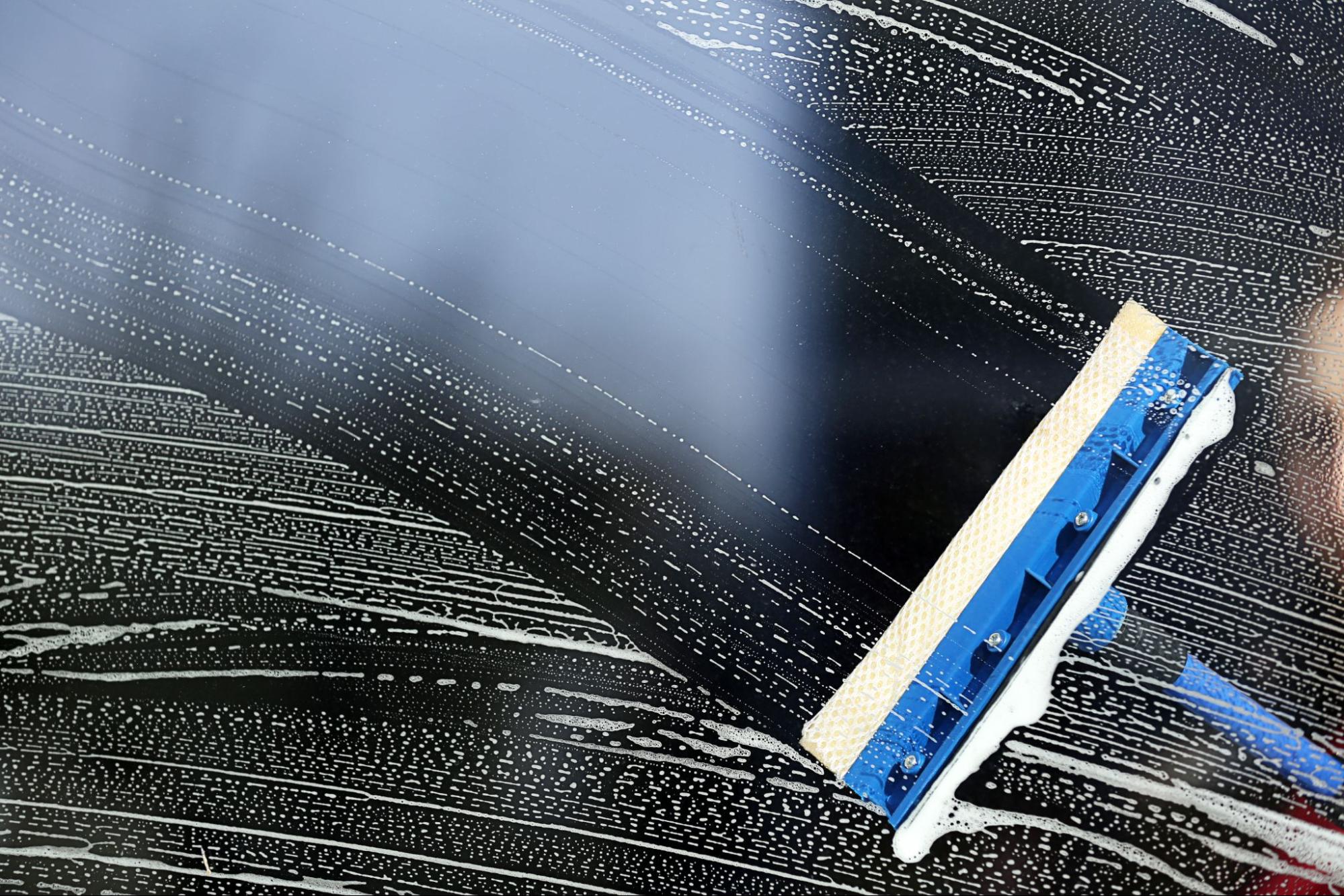 Um vidro ensaboado sendo lavado.